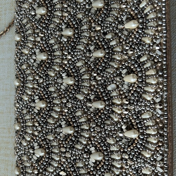 Beaded evening clutch w long detachable chain in silver, gold & taupe - Picture 3 of 13